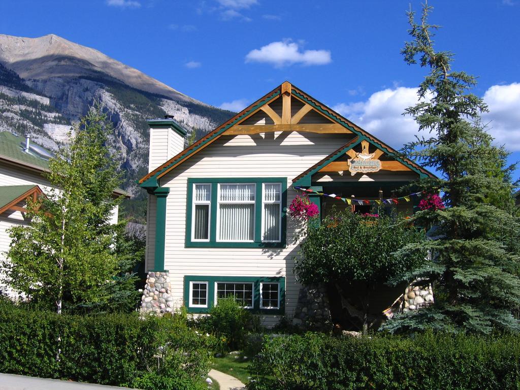 Avens Renaissance B&B Канмор Экстерьер фото
